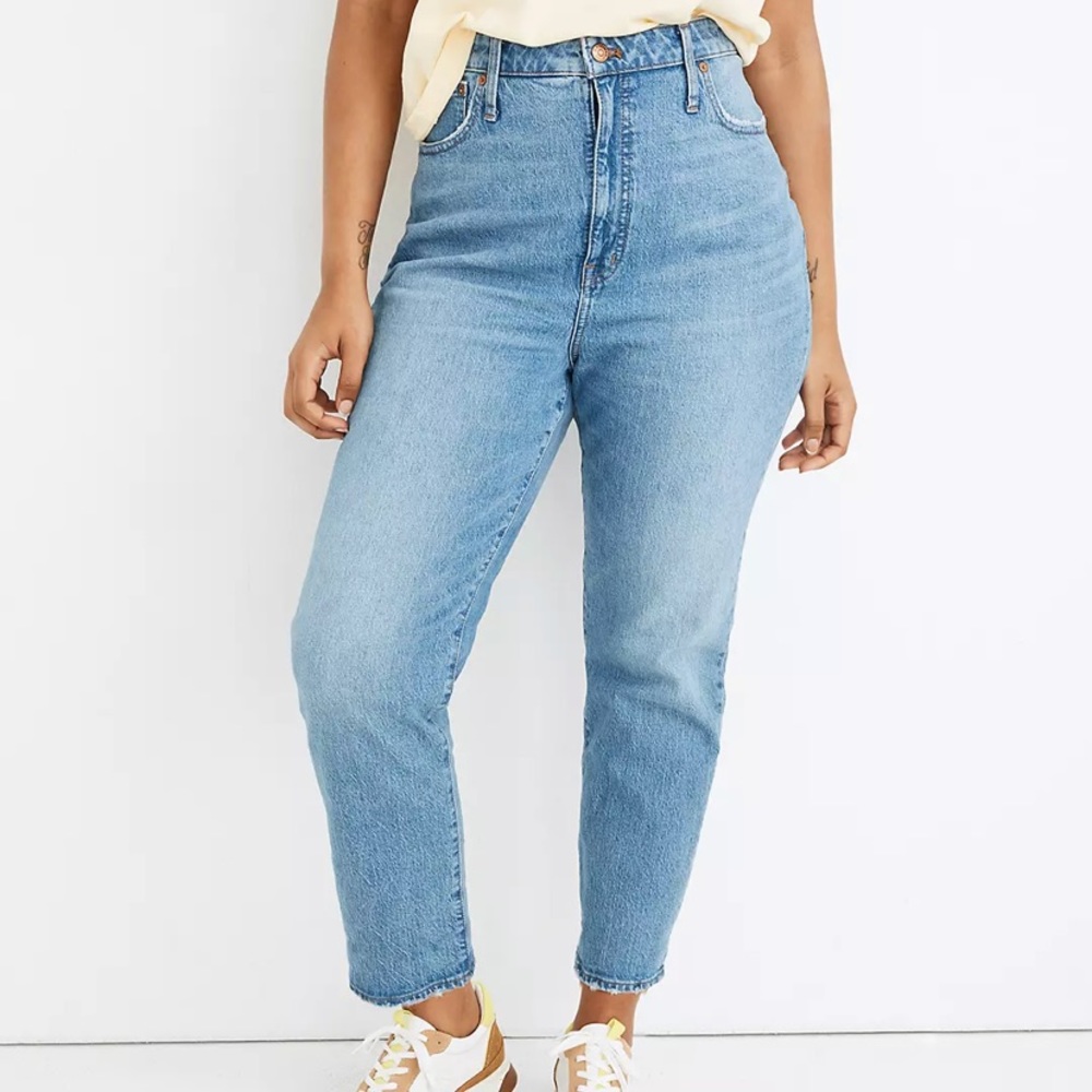 Petite Classic Straight Jeans in Nearwood Wash